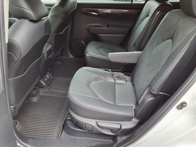 2022 Toyota Highlander Hybrid Platinum