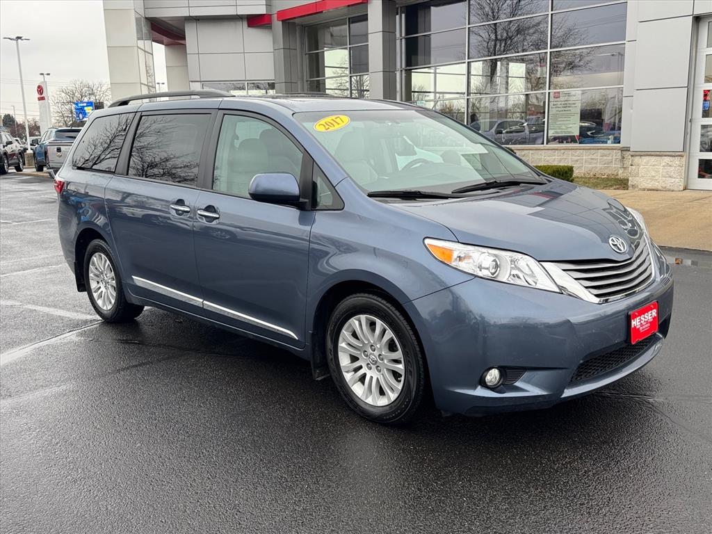 2017 Toyota Sienna XLE 7-Passenger Auto Access Seat FWD