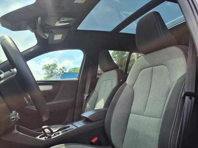 2025 Volvo XC40 B5 Core Bright Theme