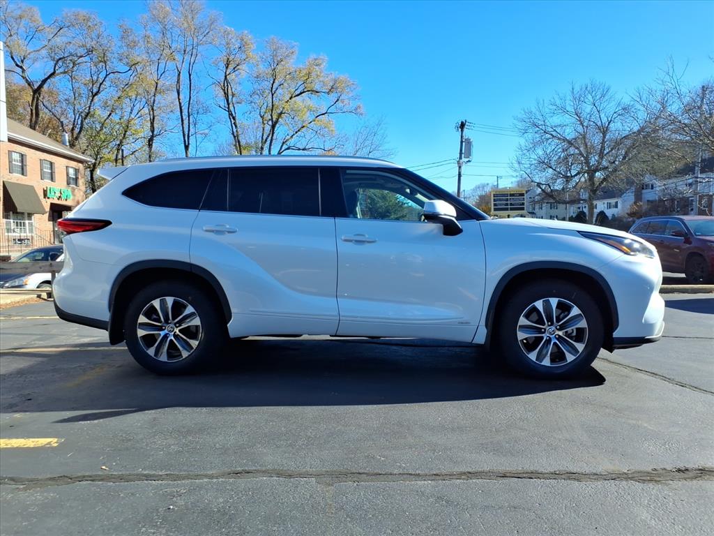 2022 Toyota Highlander Hybrid XLE photo 2