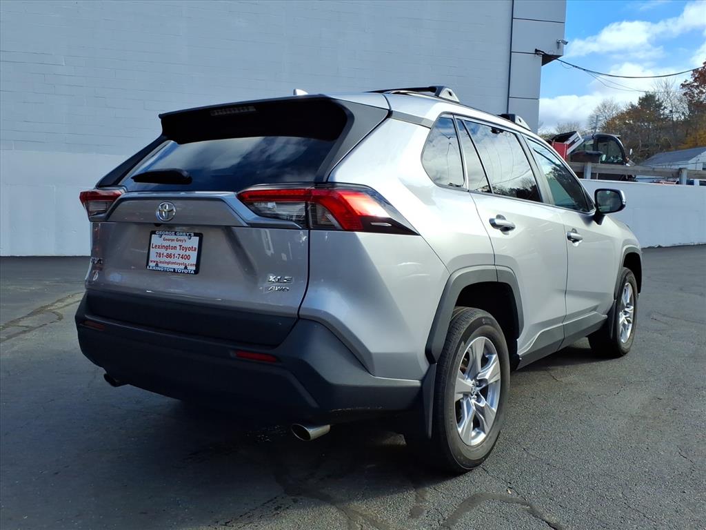2023 Toyota RAV4 XLE photo 3