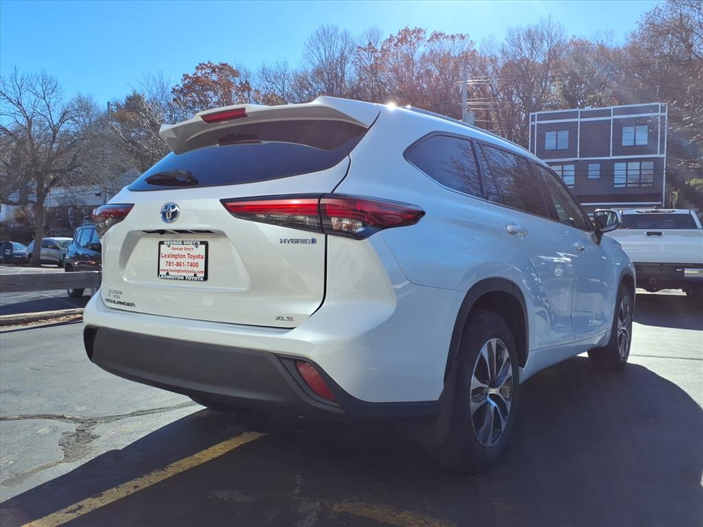 2022 Toyota Highlander Hybrid XLE photo 3