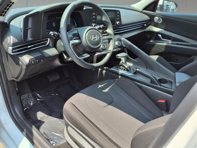 2024 Hyundai ELANTRA SE