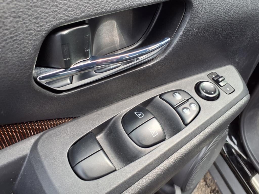 2022 Nissan Kicks SR