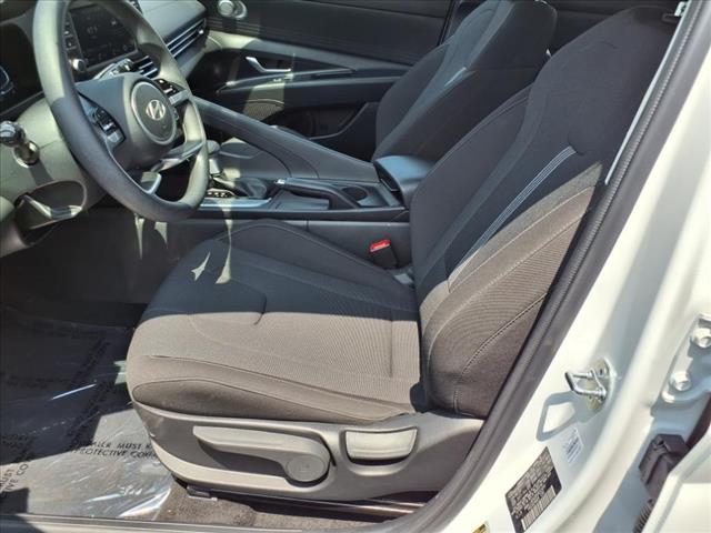 2024 Hyundai ELANTRA SE