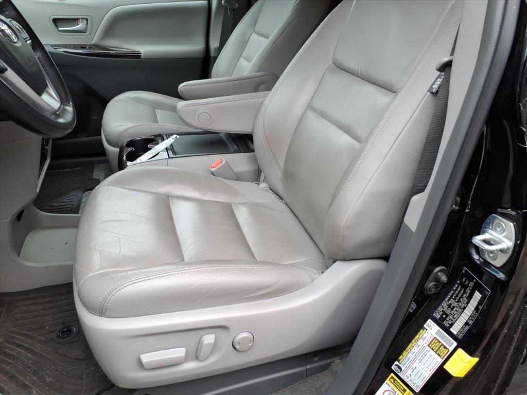 2016 Toyota Sienna XLE 7-Passenger Auto Access Seat