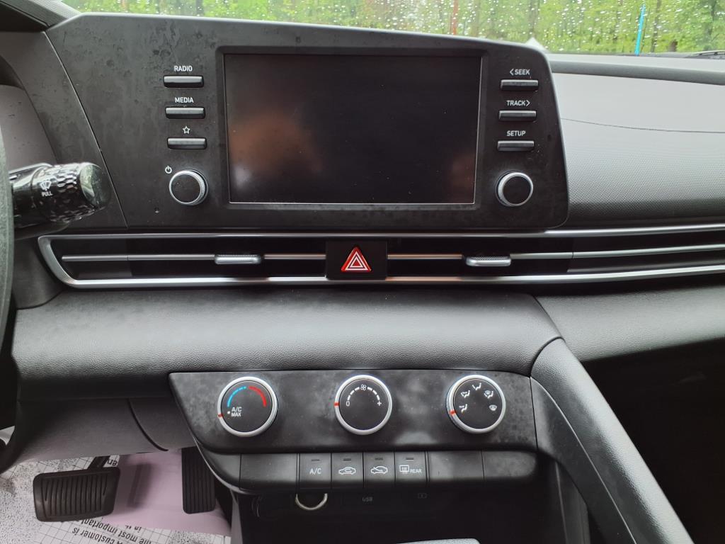 2024 Hyundai ELANTRA SE