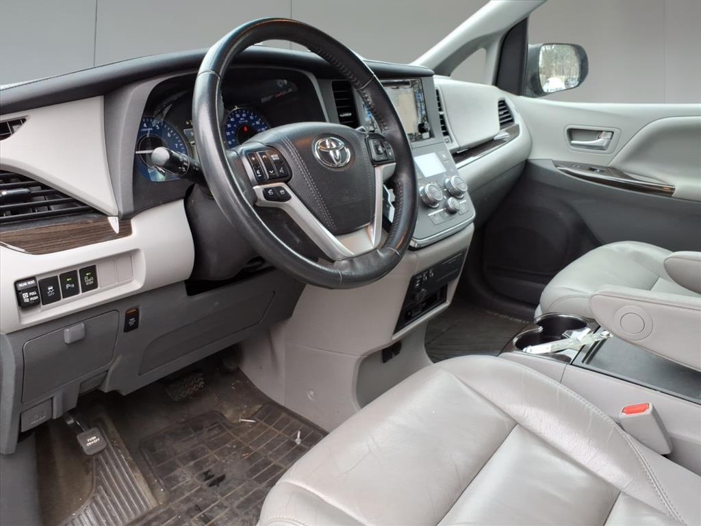 2016 Toyota Sienna XLE 7-Passenger Auto Access Seat 2016 Toyota Sienna XLE 7-Passenger Auto Access Seat
