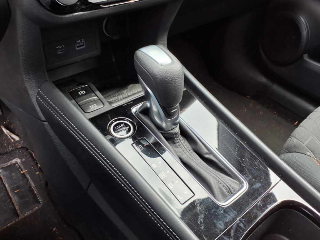 2022 Nissan Kicks SR