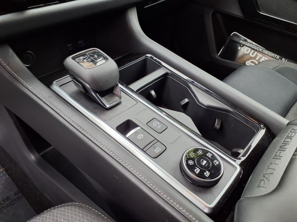 2022 Nissan Pathfinder SV