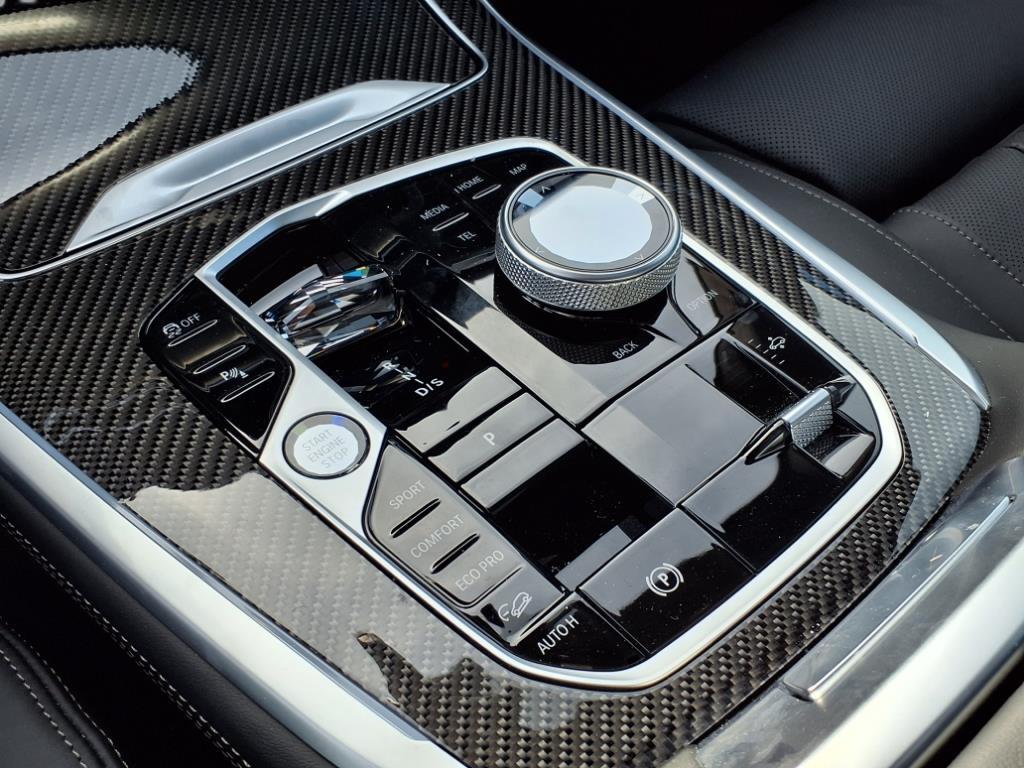 2025 BMW X7 M60i