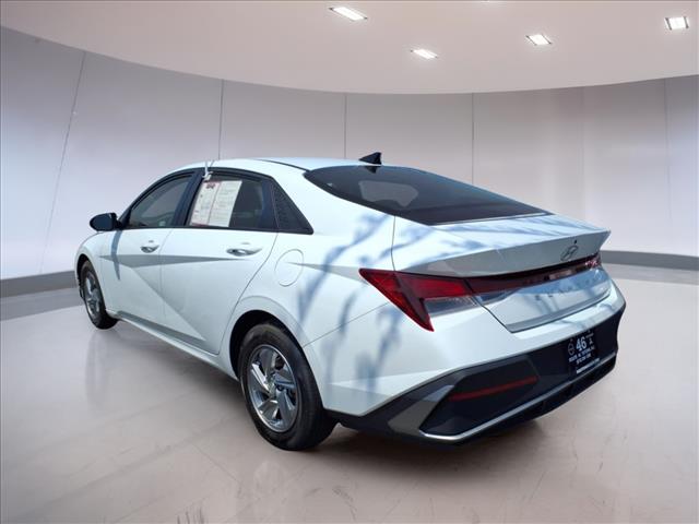 2024 Hyundai ELANTRA SE