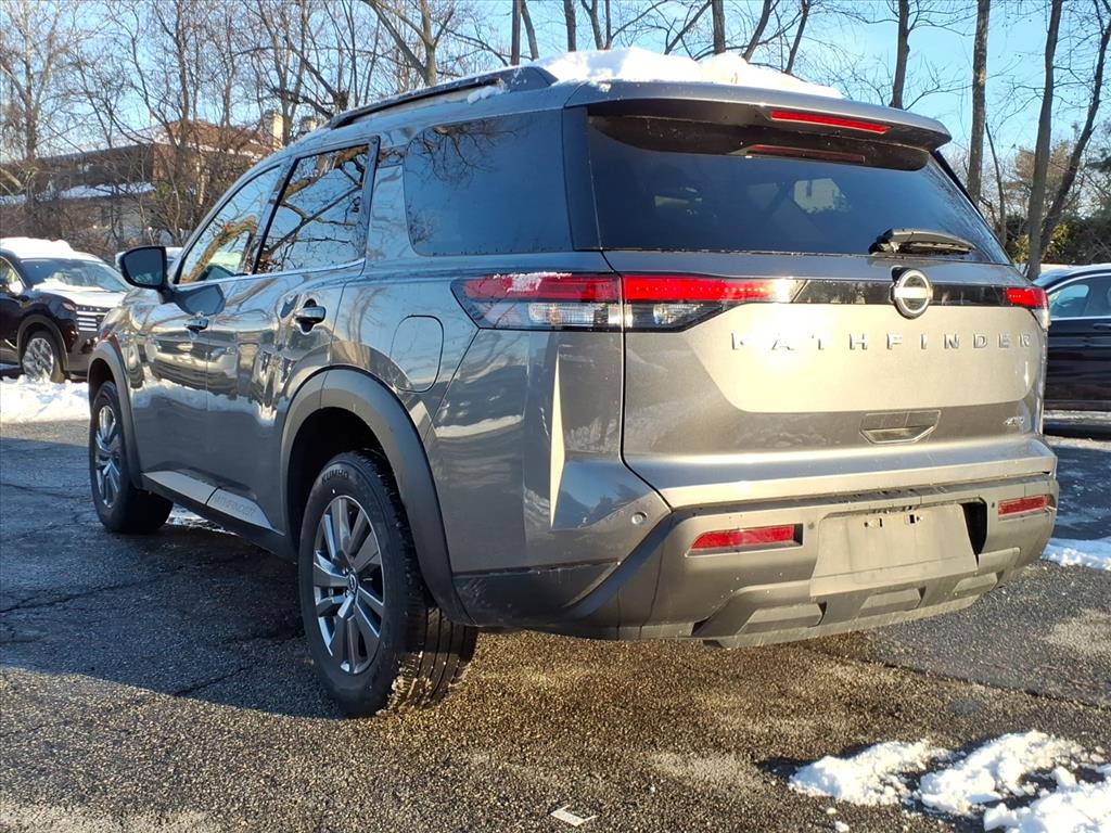 2025 Nissan Pathfinder SV