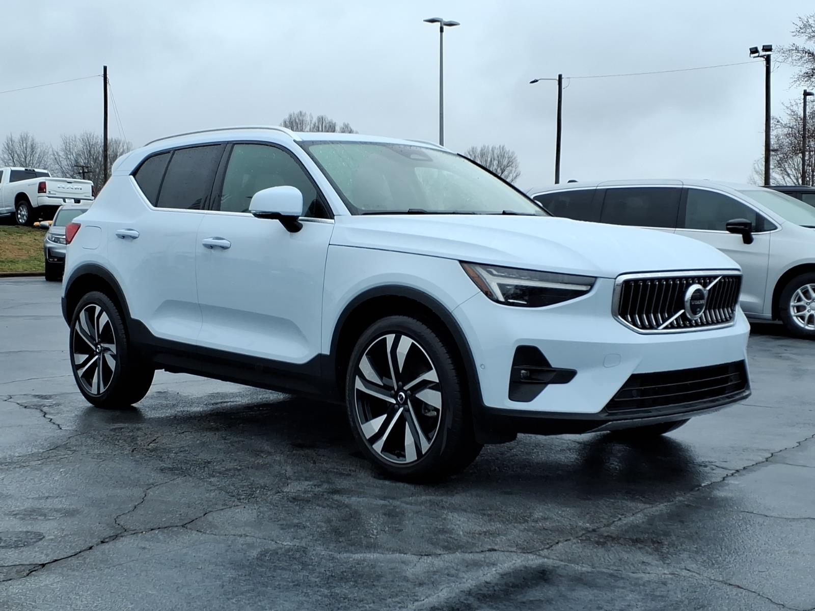 Crystal White Metallic 2024 Volvo XC40 B5 Ultimate Bright Theme AWD SUV / Crossover All-Wheel Drive Automatic