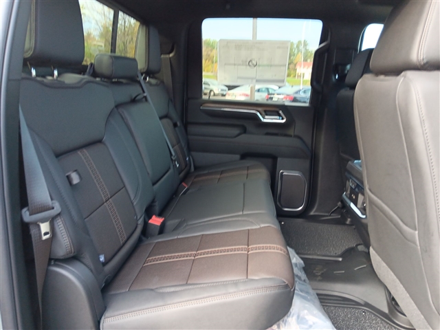 https://cdn.getauto.com/photos/7/244547/28c/1GC4YREY7RF233493-28c.jpg