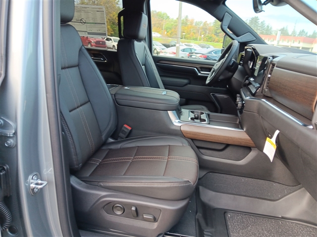 https://cdn.getauto.com/photos/7/244547/29c/1GC4YREY7RF233493-29c.jpg