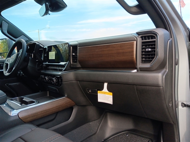 https://cdn.getauto.com/photos/7/244547/30c/1GC4YREY7RF233493-30c.jpg