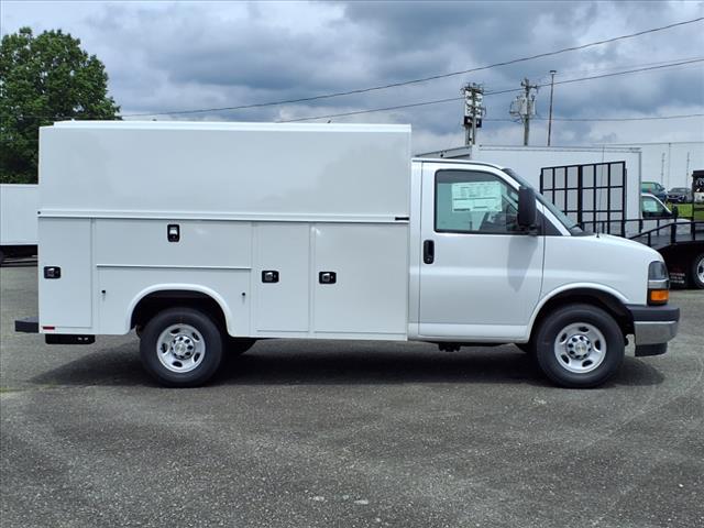 2025 Chevrolet Express 3500 VAN 139 - Photo 2