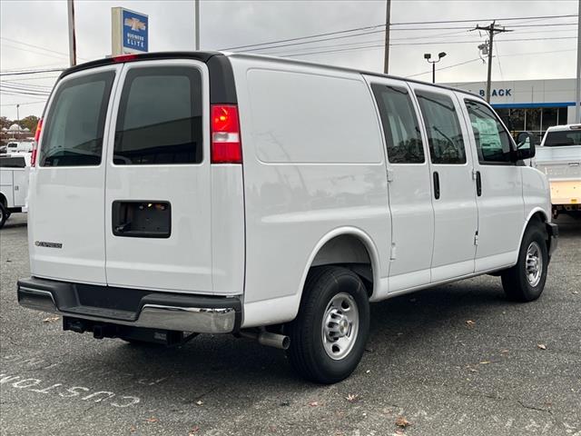 2024 Chevrolet Express 2500 - Photo 3