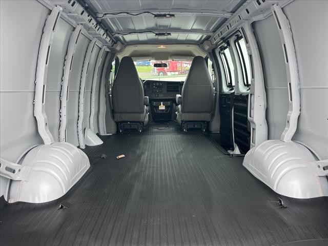 2025 Chevrolet Express RWD 2500 135 - Photo 4