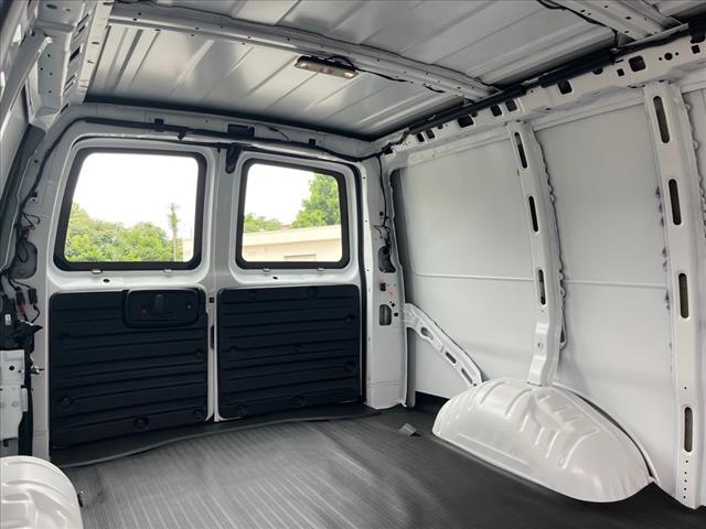 2025 Chevrolet Express RWD 2500 135 - Photo 5