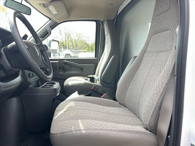2025 Chevrolet Express 3500 VAN 139 - Photo 7