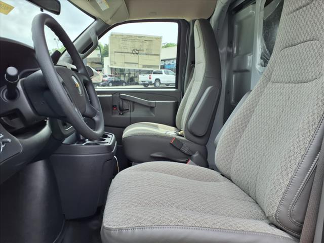 2025 Chevrolet Express 3500 VAN 139 - Photo 9