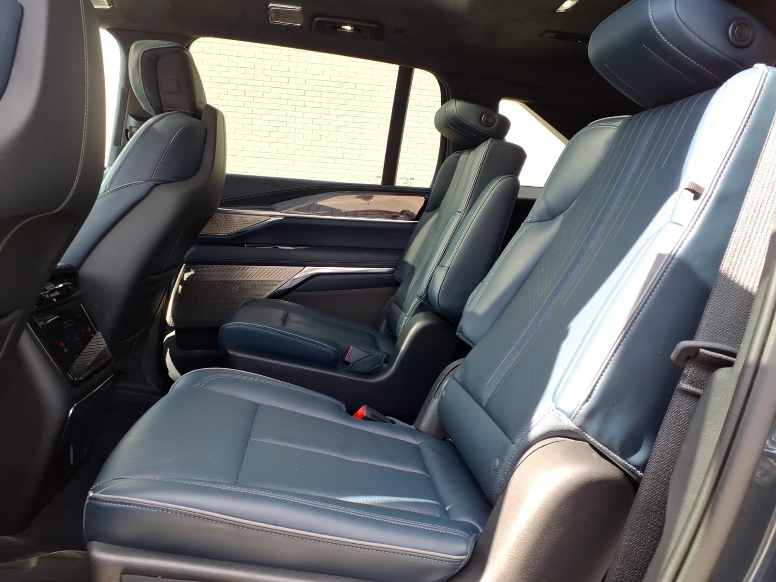 CadillacEscalade IQ13
