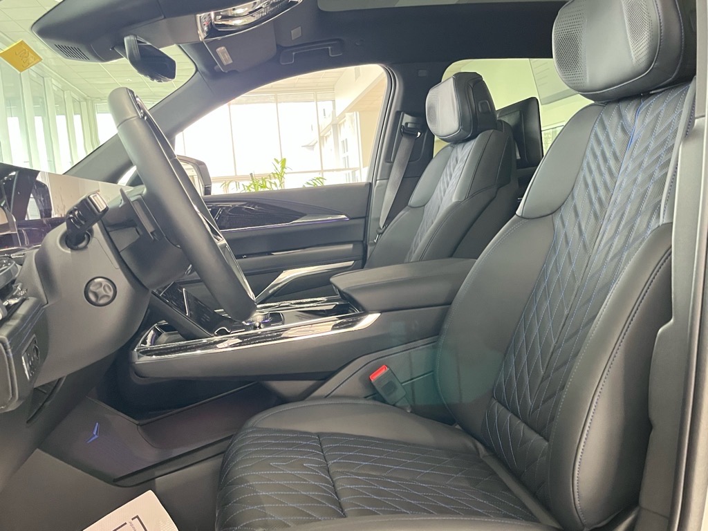 CadillacEscalade IQ13