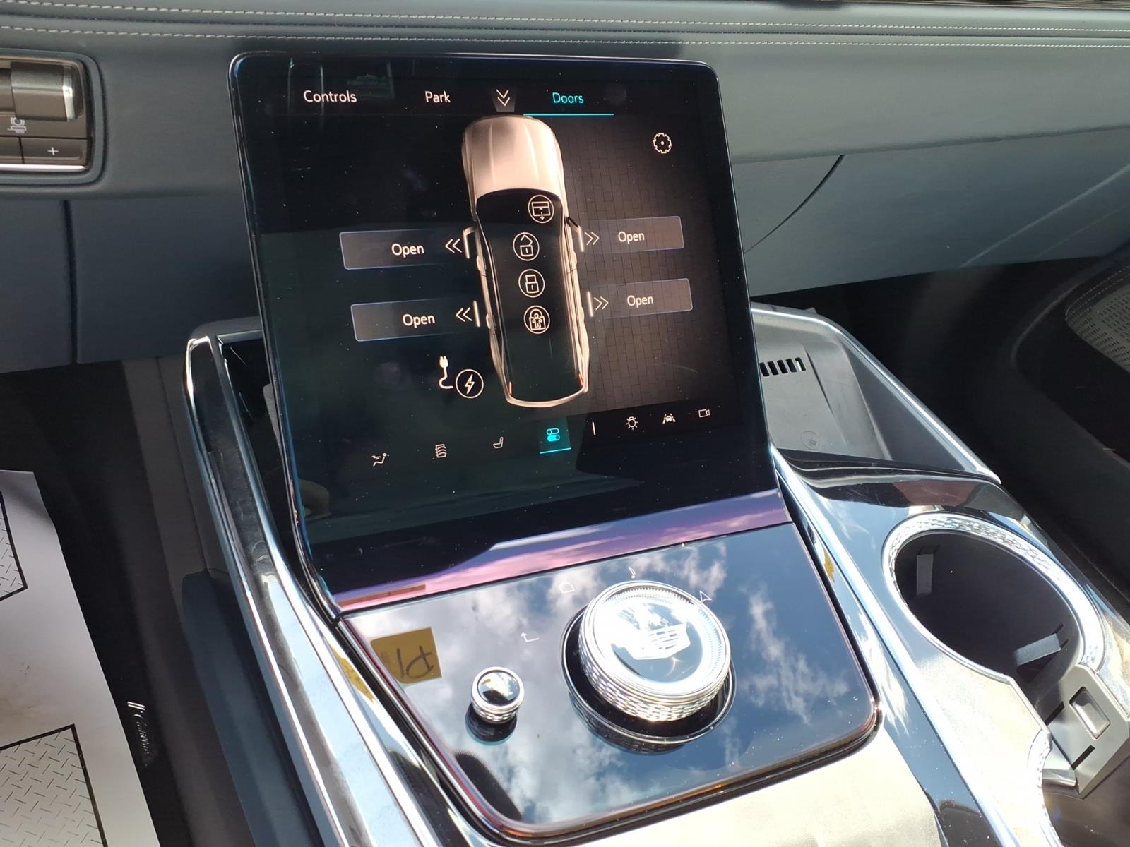 CadillacEscalade IQ23