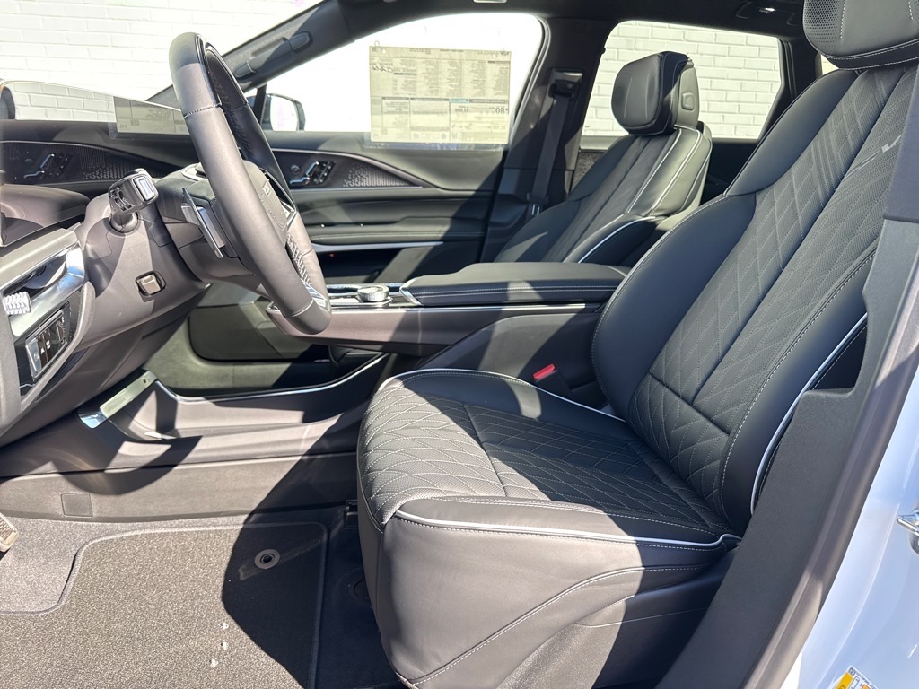 CadillacLYRIQ-V8