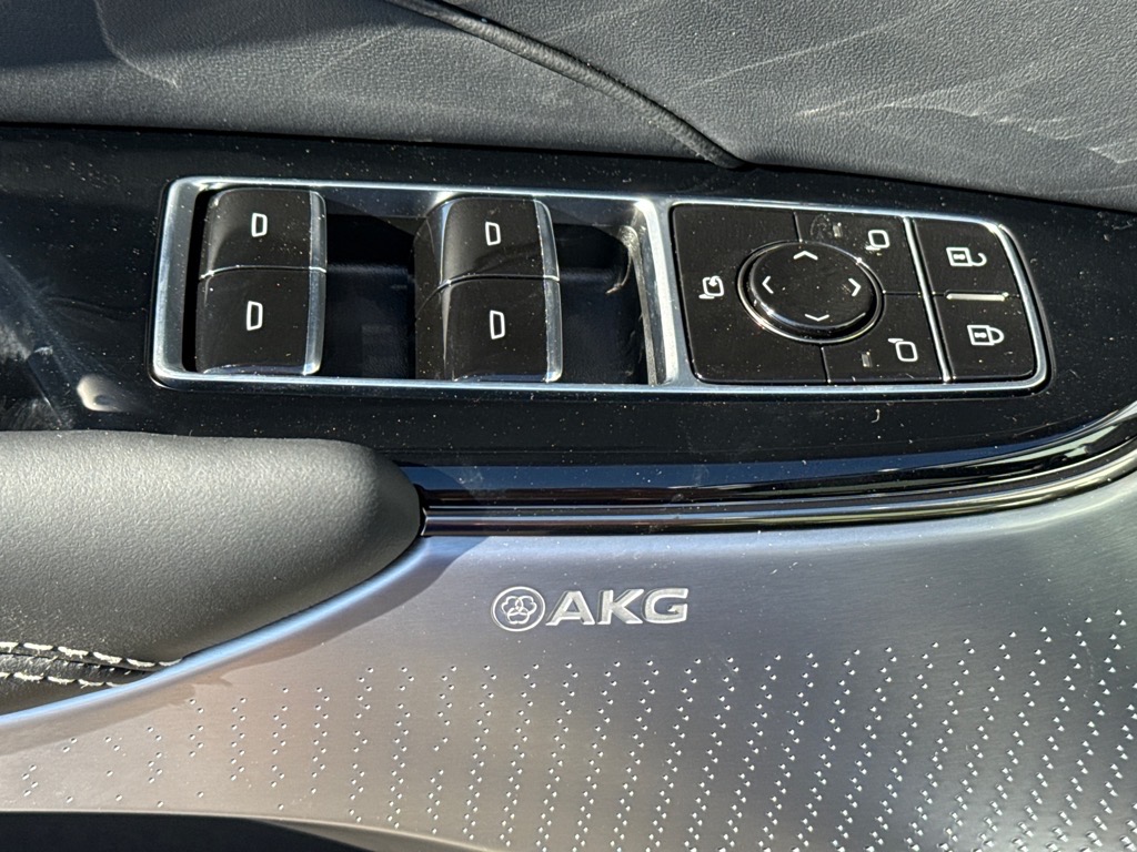 CadillacLYRIQ-V9