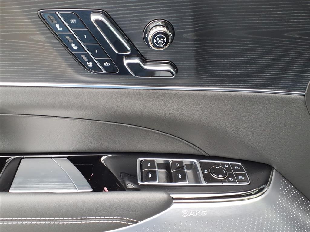 CadillacLYRIQ-V9