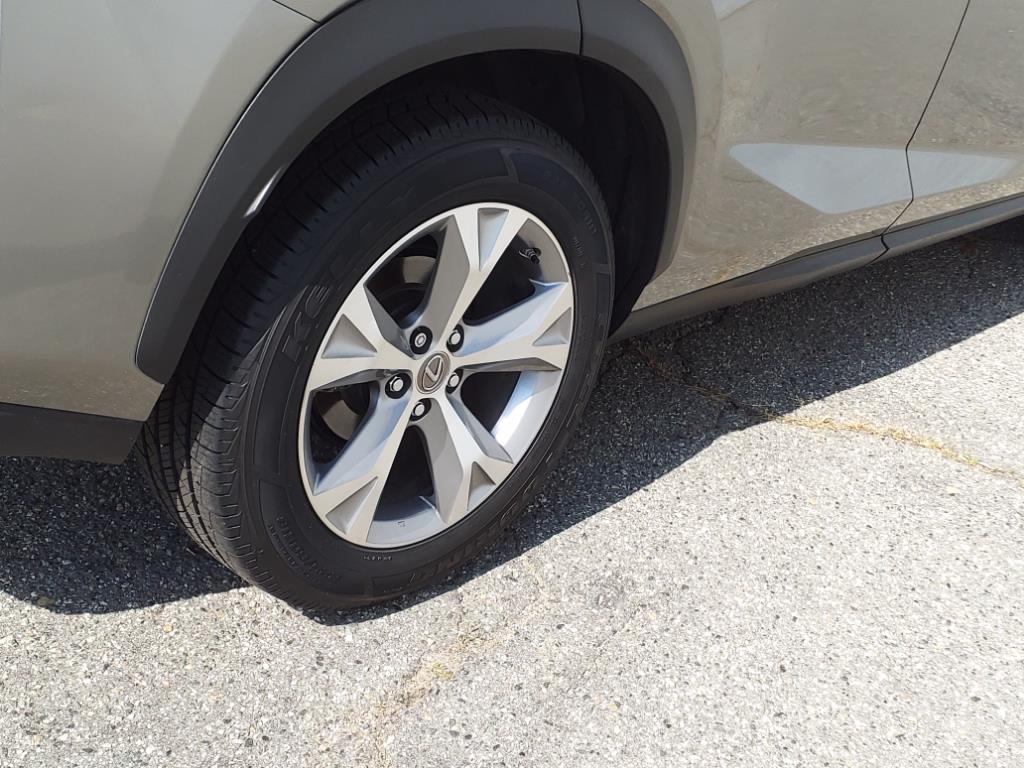LexusNX 200t9