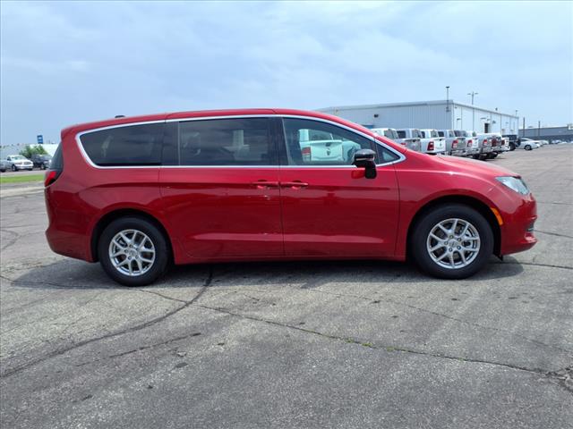 2025 Chrysler Voyager LX
