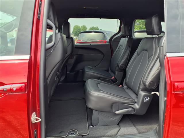 2025 Chrysler Voyager LX