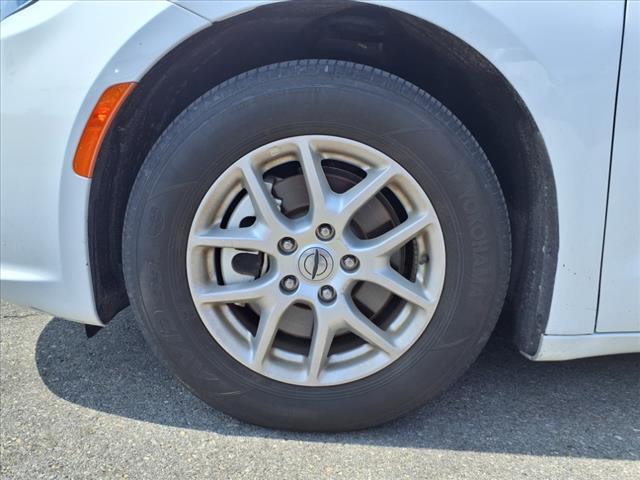 2023 Chrysler Pacifica Touring L - Photo 10