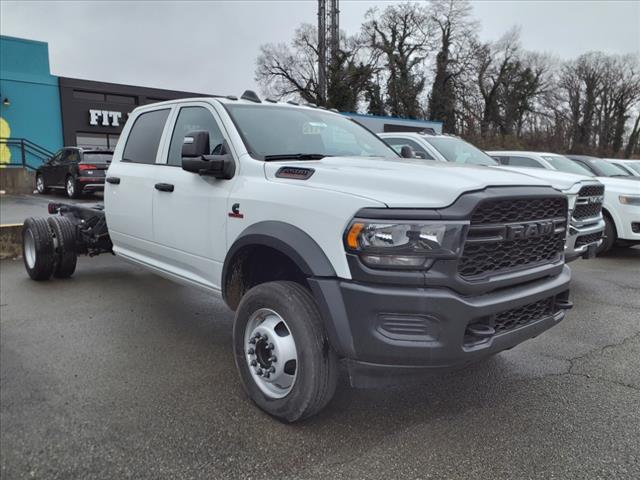 2024 RAM 5500 Chassis Tradesman/SLT/Laramie/Limited 4x4 Crew Cab 197.4 - Photo 2