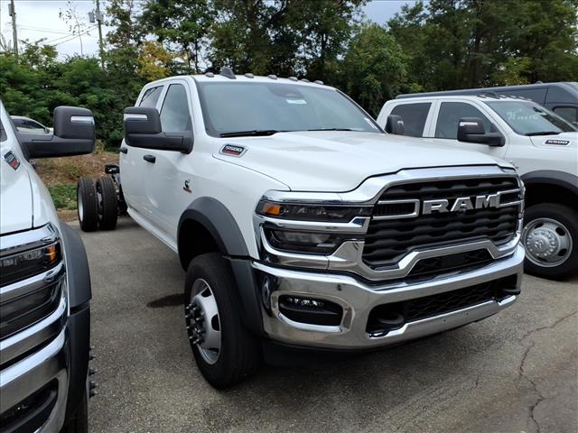2026 RAM 5500 Chassis Tradesman/Big Horn 4x4 Crew Cab 197.4 in. WB - Photo 2