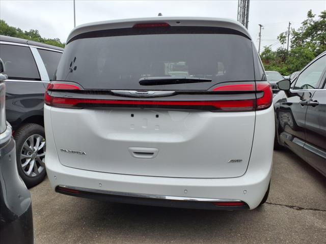 2025 Chrysler Pacifica Select All-Wheel Drive Passenger Van - Photo 3