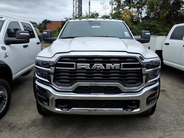 2026 RAM 5500 Chassis Tradesman/Big Horn 4x4 Crew Cab 197.4 in. WB - Photo 3