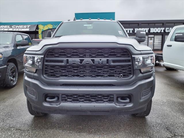 2024 RAM 5500 Chassis Tradesman/SLT/Laramie/Limited 4x4 Crew Cab 197.4 - Photo 4