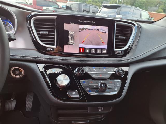 2026 Chrysler Pacifica Select Front-Wheel Drive Passenger Van