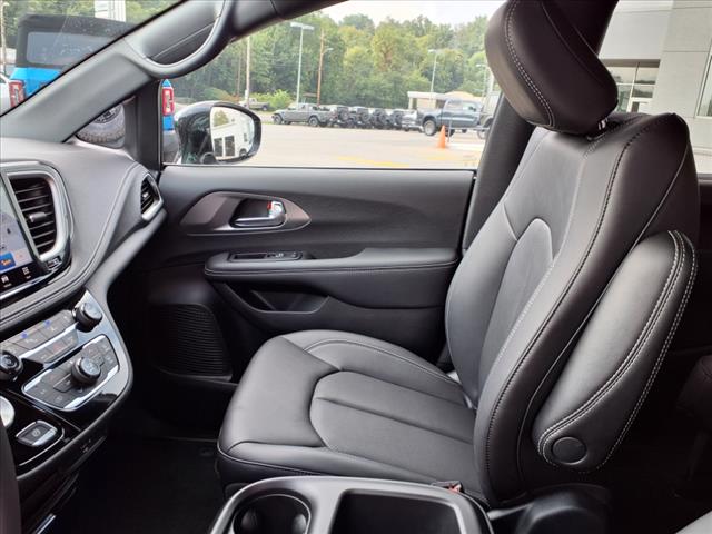2026 Chrysler Pacifica Select Front-Wheel Drive Passenger Van