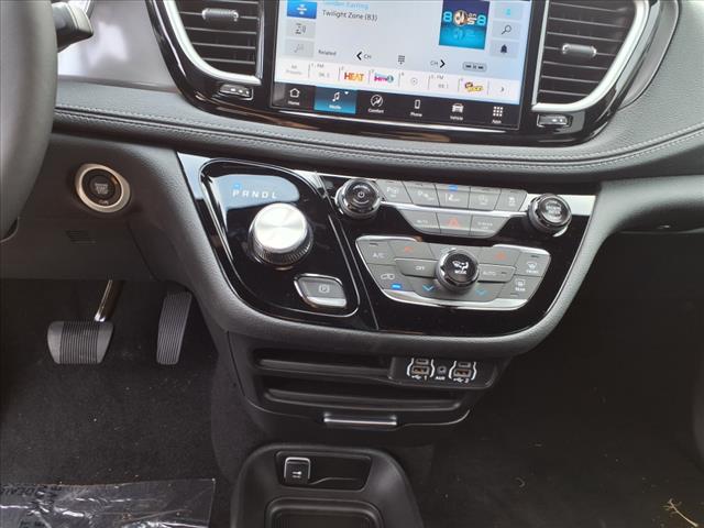 2025 Chrysler Pacifica Select Front-Wheel Drive Passenger