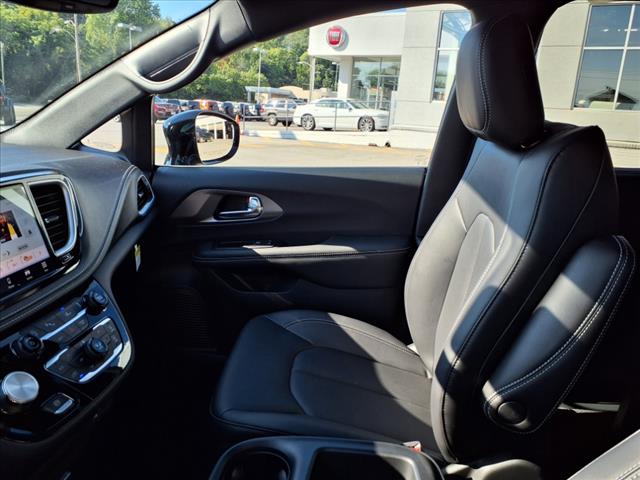 2026 Chrysler Pacifica Select Front-Wheel Drive Passenger