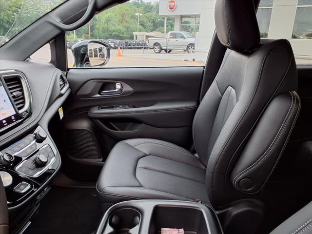 2025 Chrysler Pacifica Select Front-Wheel Drive Passenger Van