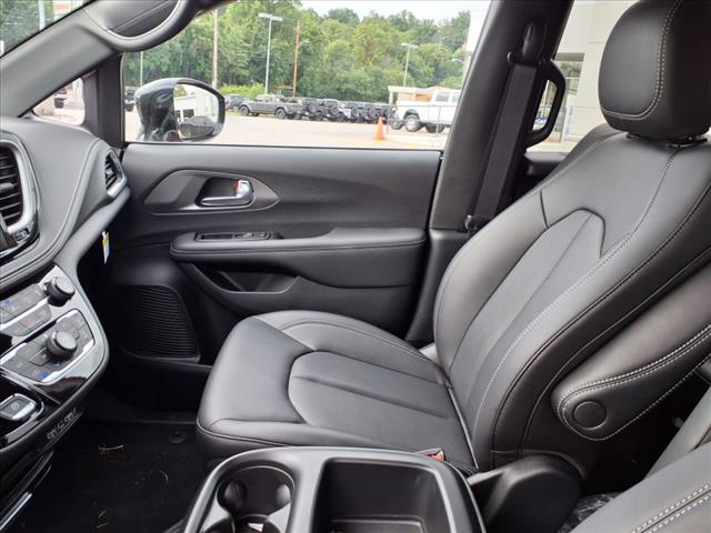 2025 Chrysler Pacifica Select Front-Wheel Drive Passenger