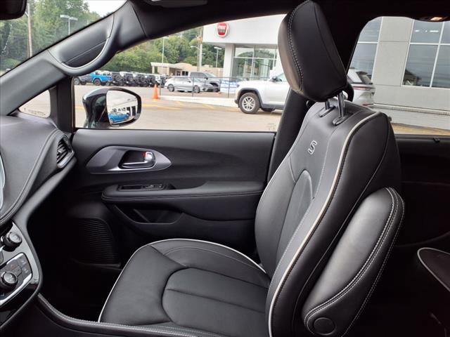 2026 Chrysler Pacifica Limited Front-Wheel Drive Passenger