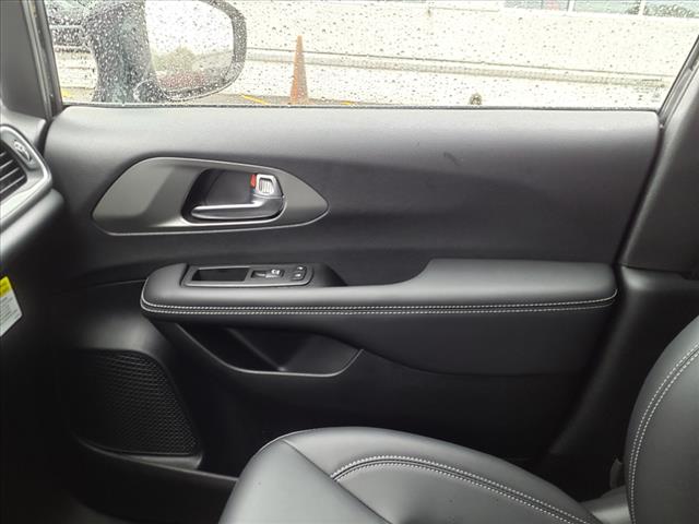 2025 Chrysler Pacifica Select Front-Wheel Drive Passenger Van